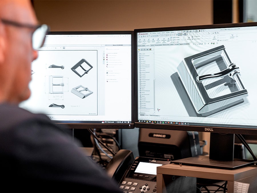 Operatore Lavora al Disegno Tecnico di una Fibbia