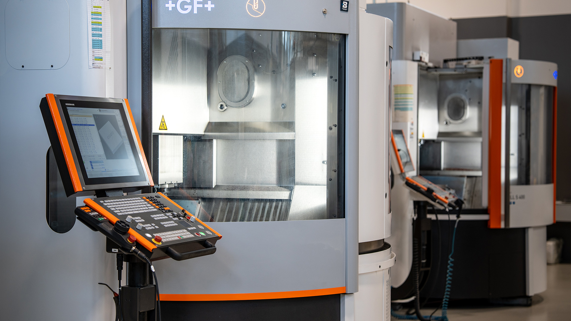 Macchinari di Produzione Stampi di Accessori Moda nell'Officina di Real 1976