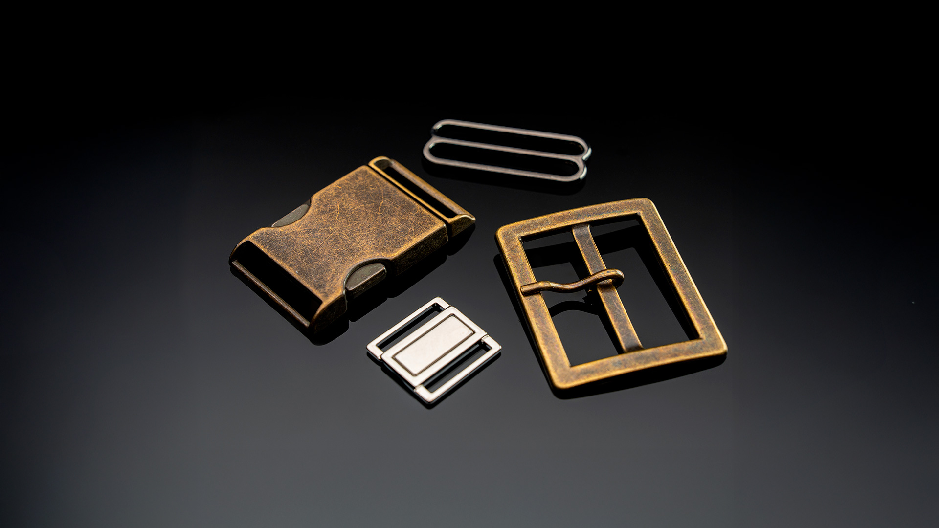 Passanti, Fibbie, Anelli e Ganci Prodotti da Real 1976